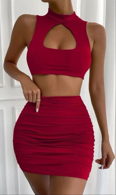 Komplet suknjica nabrana sa strane i crop top majica sa otvorom sa