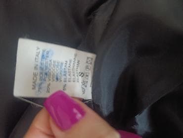 Sweatpants: Ženski crni kaput, klasičnog kroja sa jednim dugmetom napred. Revers — 2