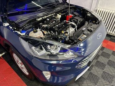 hecbek automobili: Plavi Ford Kuga, SUV model sa petoro vrata, opremljen je automatskim — 22