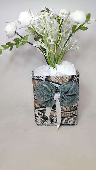 Kućni dekor: Dekorativna aranžmanska saksija sa veštačkim belim ružama - Elegantna — 8