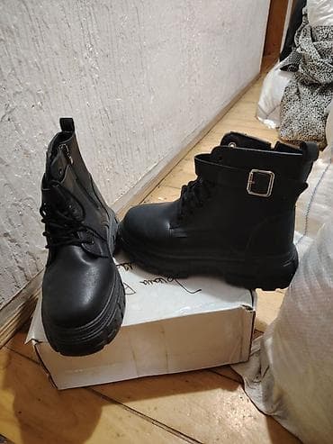 obuca novi pazar: Crne kožne/eko-kožne gležnjače sa debelim đonom - Model: unisex — 4