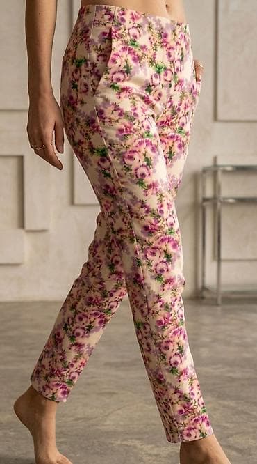 Ženske pantalone sa cvetnim printom - Kroj: uske nogavice, dužina do na lalafo.rs Ženske pantalone sa cvetnim printom - Kroj: uske nogavice, dužina do