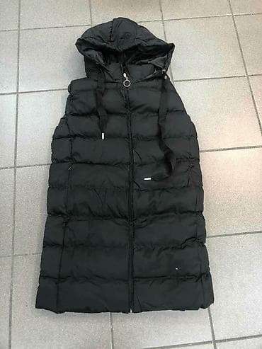 Pantalone, Farmerke, Šortsevi: Dugačka ženska pufna prsluk-jakna bez rukava, crne boje. Veličine 40 - — 2