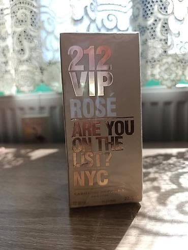 odbegla mlada sa prevodom: Carolina Herrera 212 VIP Rosé – ženski parfem - Tip: Eau de Parfum — 1