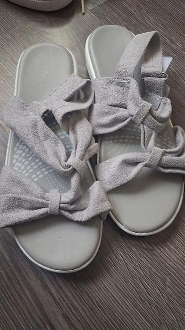 Sive ženske sandale brojevi 38 i 39 sa mekanim trakama od antilop