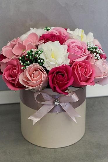 jastuci za ugaonu garnituru: Kutija u obliku srca sa ružama – luksuzna cvetna aranžmanska kutija - — 9