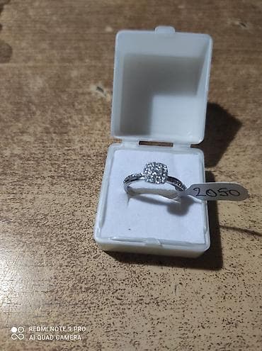 Prsten sa cirkonima u elegantnoj kutijici. - Materijal: svetlucavi