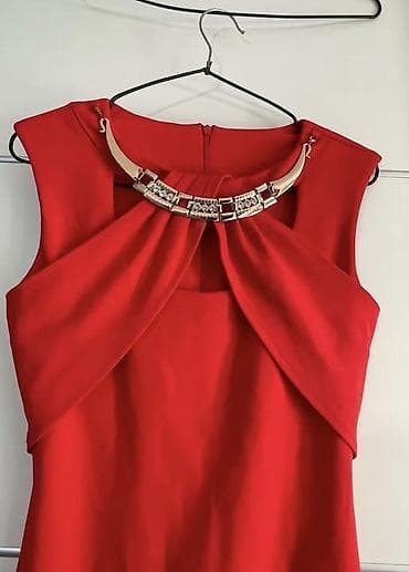 Elegantna crvena haljina bez rukava, koktel/večernji stil. Prednji deo na lalafo.rs Elegantna crvena haljina bez rukava, koktel/večernji stil. Prednji deo