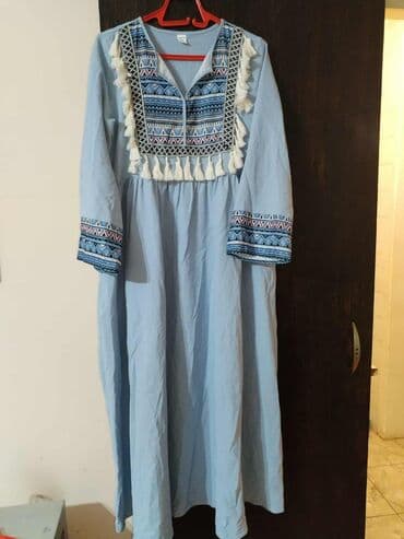 crna haljina za svaki dan: Plava dugačka haljina sa etno detaljima - Boja: svetloplava - Kroj — 1