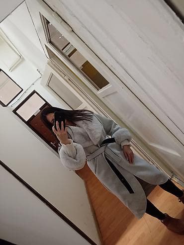 zara sivi kaput: Ženski zimski kaput do ispod kolena u svetlosivoj boji. - Kroj — 1