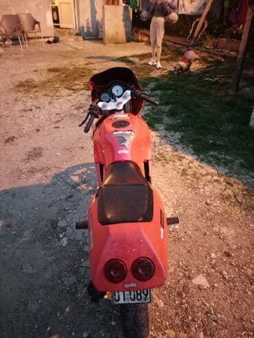 dimenzije guma za passat b6: Crveni sportski motocikl Aprilia, idealan za ljubitelje 125cc rotax — 2