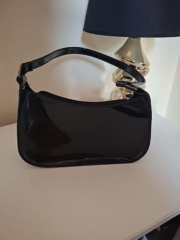 Crna ženska torbica – baguette/shoulder stil - Materijal: lak na lalafo.rs Crna ženska torbica – baguette/shoulder stil - Materijal: lak