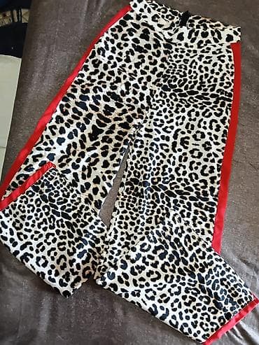 zimska jakna s: Ženske pantalone sa leopard printom i crvenim bočnim trakama - Model — 1