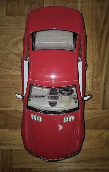 stare igracke za decu: Stari crveni auto oštećen sa blagim tragovima igranja. Kao što je — 3