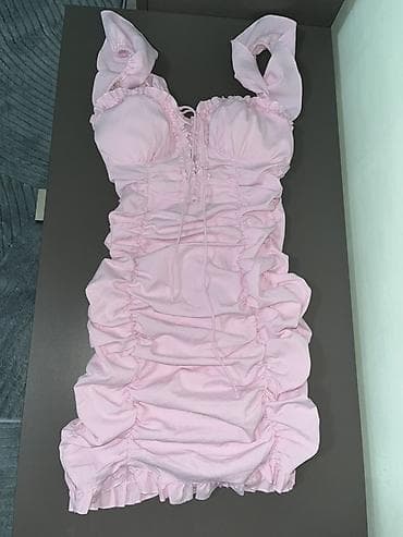 Ružičasta mini haljina sa nabranim efektom - Model: mini dužina