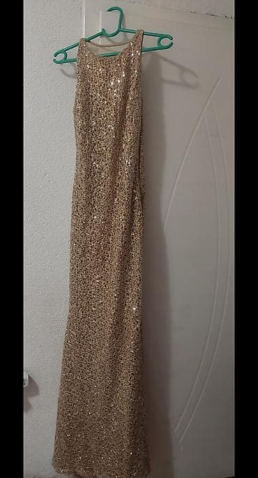 Duga svečana haljina u zlatnoj boji sa šljokicama. - Kroj: uska