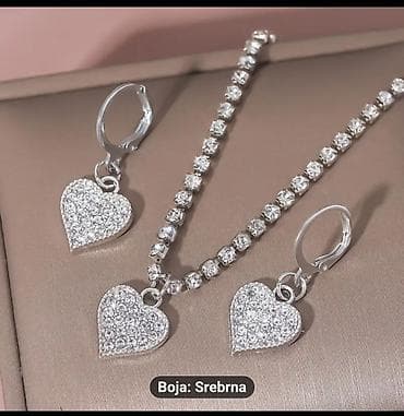 Srebrni set nakita sa srcima - Set sadrži: ogrlicu sa nizom