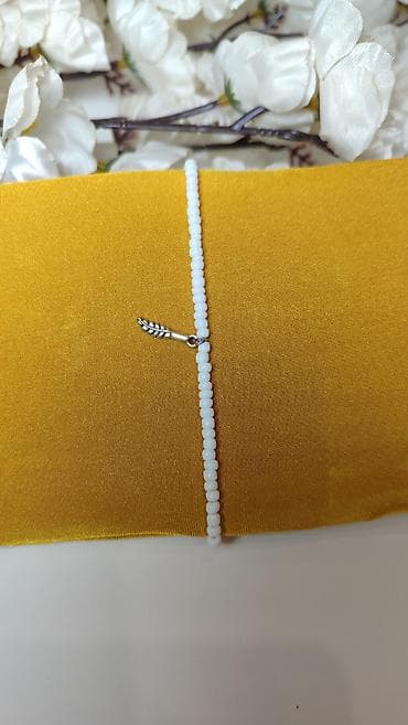 nike air force shadow: Delikatna narukvica od sitnih belih perlica sa metalnim priveškom u — 4