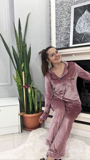 Somotna pidžama za žene, idealna za udobnost kod kuće. Sastoji se od na lalafo.rs Somotna pidžama za žene, idealna za udobnost kod kuće. Sastoji se od