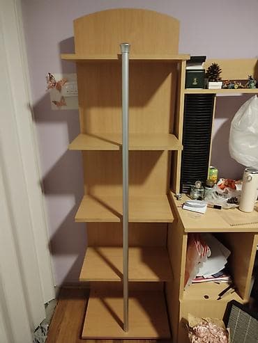 Ugaone garniture: Drvena polica/regał za izlaganje sa centralnom aluminijumskom šipkom — 1