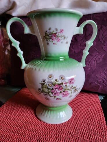 vaza sa cvecem crtez: Vaza nova iz 70ih. god. jugoporcelan. Visina. 27,5cm — 1