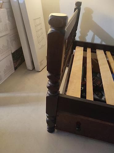 namestaj m: Jednokrevetni drveni ram za krevet sa fiokom za odlaganje. - — 2