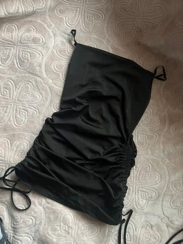 bela haljina sa crnim tufnama: Elegantna crna mini haljina na bretele. Model je uski, sa tankim — 1