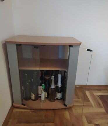 Sectional sofas: Komoda na prodaju bez oštećenja. 
Visina 75 cm
Širina 70cm
Dubina 50cm — 1