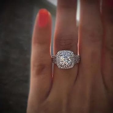 Elegantni modeli sa dragim i poludragim kamenjem - Halo verenički na lalafo.rs Elegantni modeli sa dragim i poludragim kamenjem - Halo verenički