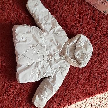 C&A bela jakna 92 Poguzvana od stajanja u kesi. Ispravice se od