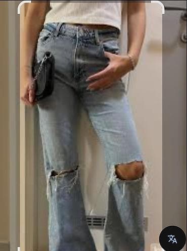 letnje siroke pantalone: Ženske farmerke ravnog kroja, svetlo ispranog denima sa poderotinama — 2