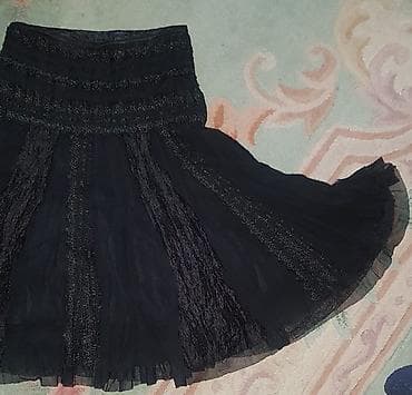 Crna boja, bogata suknja. cipka na struku, i mestimicno po njoj. Til na lalafo.rs Crna boja, bogata suknja. cipka na struku, i mestimicno po njoj. Til