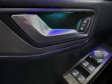 hecbek automobili: Plavi Ford Kuga, SUV model sa petoro vrata, opremljen je automatskim — 6