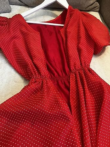 Haljine: Crvena haljina na tufnice - Model: midi dužina sa širokom, lepršavom — 4