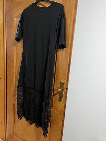 delovi za satove: Crna haljina sa čipkom – oversized kroj - Model: ležerna T‑shirt — 2