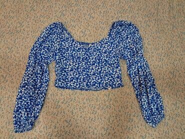 sive pantalone crna kosulja: Plava cvetna bluza – FB Sister, veličina M - Model: kratka bluza — 1