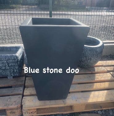 Visoka saksija/žardinjera od betona – moderno koso kvadratno kućište u