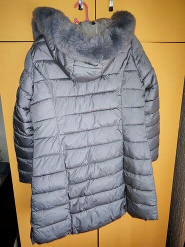 Kape i aksesoari: Ženska zimska jakna sa krznom – siva - Duga, prošivena jakna u sivoj — 5