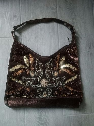 Braon tašna sa ukrasnim detaljima u vidu šljokica i perlica. Tašna ima