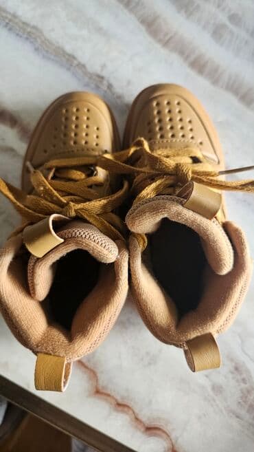 zlatne kopačke: Dečije Nike patike – model Mid/High u karamel/“wheat” nijansi. - — 2