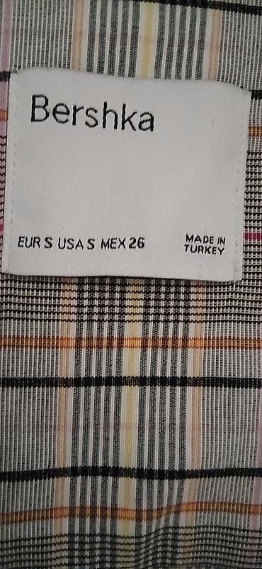 bershka obuca: Bershka kratki ženski sako na kopčanje - Model: cropped košulja sa — 2