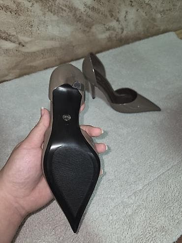 salonke broj 35: Zara salonke sa špicastim vrhom i visokom tankom štiklom. - Model — 2