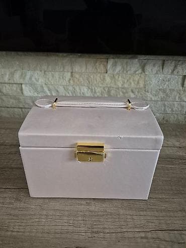 sam u kuci: Elegantna kutija/organizator za nakit - Materijal: spolja mekana — 1