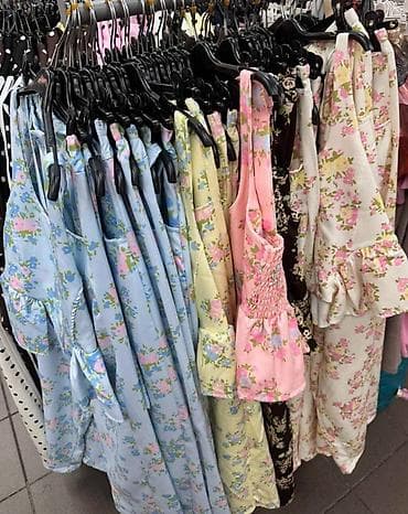 una latina komplet: Damski komplet – top sa peplum detaljem i široke pantalone - — 8