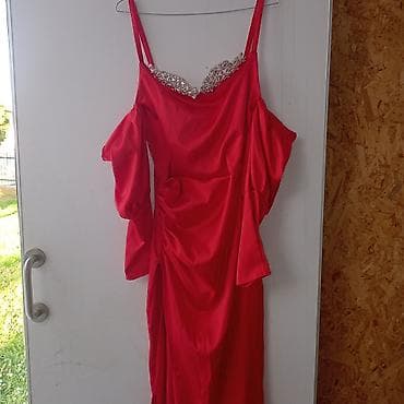 parka h: Elegantna crvena satenska haljina - Model: duga haljina sa prorezom — 2