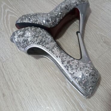 srebrna ogrlica sa krsticem: Pumps, 40 — 2
