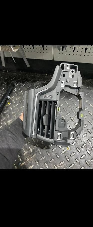 ogledalo rs: AUDI A4 B9 16-20 LUFTER VENTILACIJA 8W1820901B | Audi vagen delovi — 4