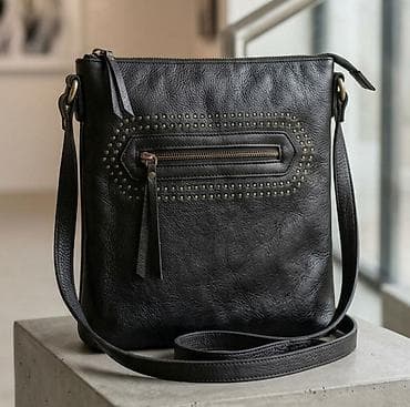 torbe svecane: Crna ženska crossbody torba od meke, teksturirane eko‑kože. Model je — 1