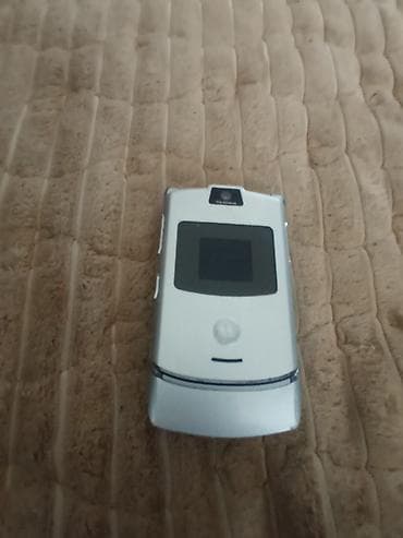 Motorola RAZR V3 – preklopni mobilni telefon - Tanak metalni