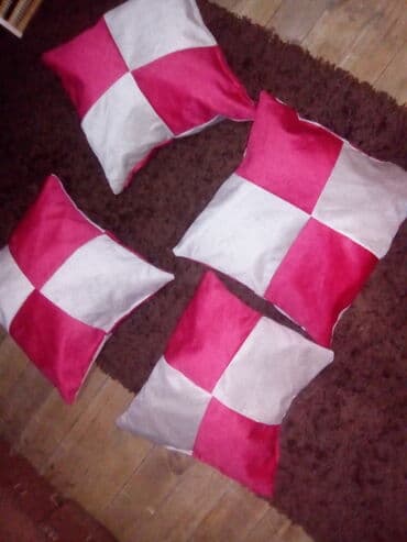 ugaona garnitura u p: Jastuci dezen po izboru — 1